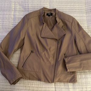 Price cut🤩Moto Jacket is NWOT, Faux leather, zipper front, blush color, Sz M.